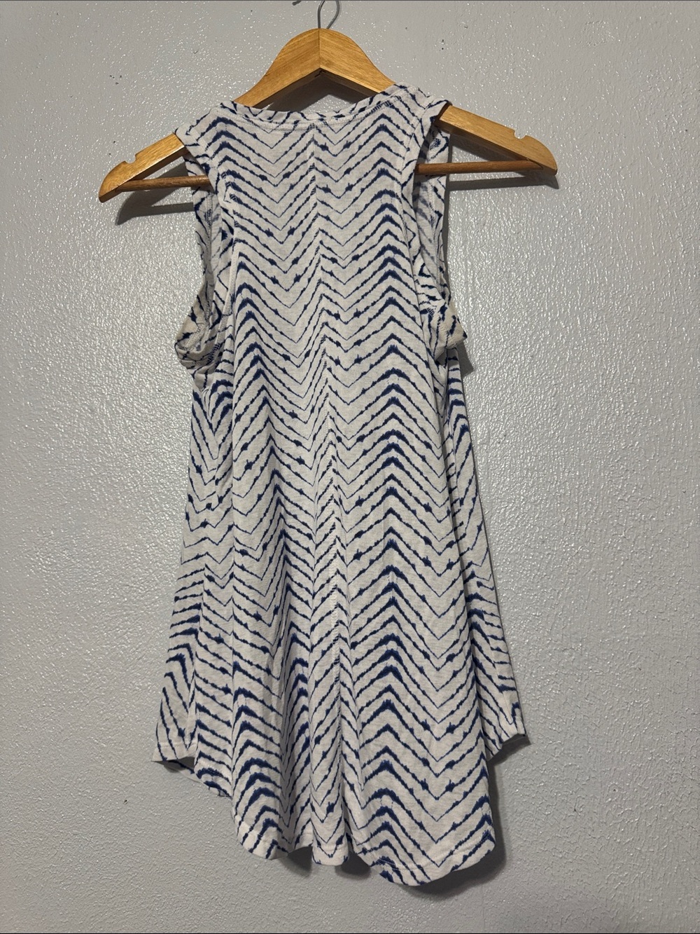 Athleta Blue White Ikat Chevron High Neck Muscle Tank Top XS - Picture 4 of 5